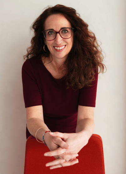 Portrait de Stéphanie SOL, enseignante pour enfant en difficulté scolaire, souriante, regard franc. À Sète-Basin de Thau