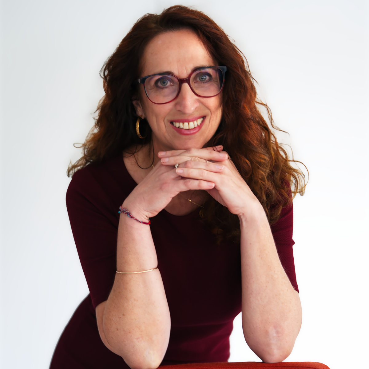 Portrait de Stéphanie Sol, enseignante pour enfant en difficulté scolaire. Soriante, les mais sous le menton le regard direct.